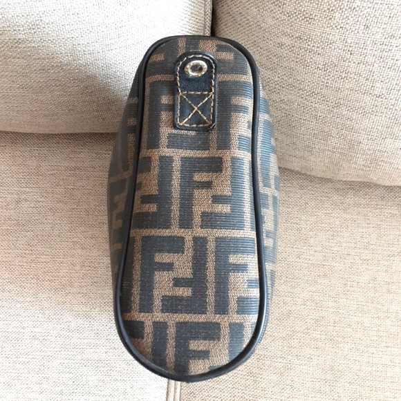 Fendi zucca crossbody or shoulder bag with detachable and adjustable strap. - Picture 5 of 16